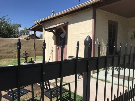 Historical cottage located in the heart of downtown (pet friendly)