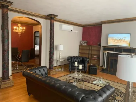 Park Place Row House Unit 2 Отели в г. Женева