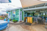 Newly remodeled with AC, gorgeous ground floor condo 87, 3 min walk to beach