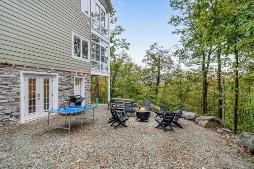 Luxury 7-bdr Mountain Top Home w/HotTub & GameRoom & Fireplace- Few Steps to SKI