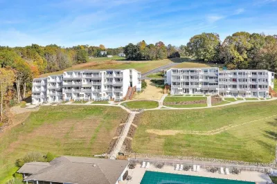 Recently updated 1 BR Condo with stunning lake views - No cleaning or linen fees Hotels in 