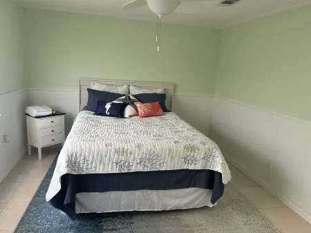 Island Cottage-Boat Ramp Nearby. Walk to Jug Creek Marina!