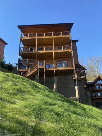 Huge Pool Cabin with Spectacular Views - Last Minute Discounts!