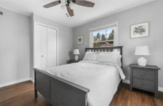 Cozy private lakefront cottage, pet-friendly, short drive to Traverse City