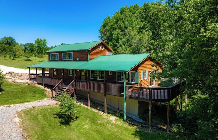 Romantic Secluded Cabin w/ Hot Tub, Private Driftless Escape