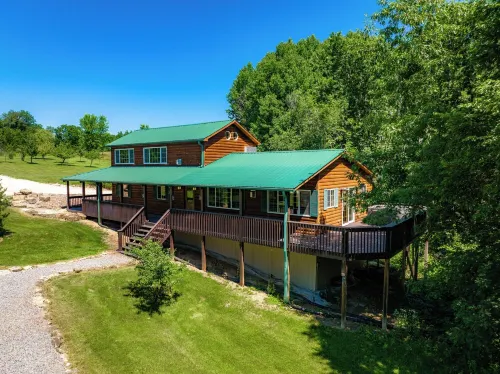 Romantic Cabin: Secluded Woods, Hot Tub, and Privacy in the Driftless Region.