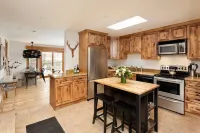 Incredible views in open 2 bedroom condo in Aspen Core! Walk to Gondola.