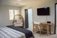 Newly Renovated Townhome near Marietta Square, 2 King Beds