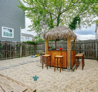 NJ Paradise Tiki Hut, 5 mins to NYC Ferry and beaches! Hotels near Anchorage Beach