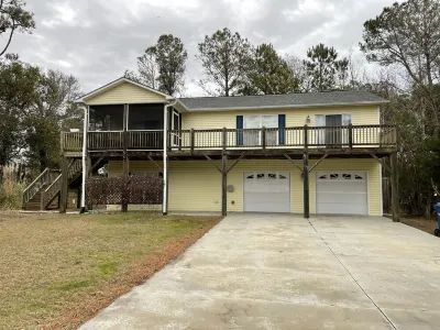 Sunny, welcoming home, close to the beach Bluewater Vacation Rentals Emerald Isle, NC 주변 호텔