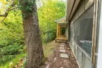 Renovated Cozy Cottage in Bryson City! Experience the Cool Smokies!