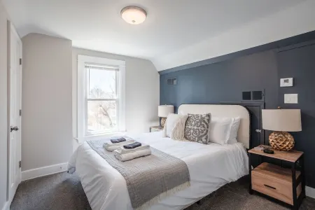 Outdoor Oasis-New 4 BR w/PuttPutt, Hottub, Firepit