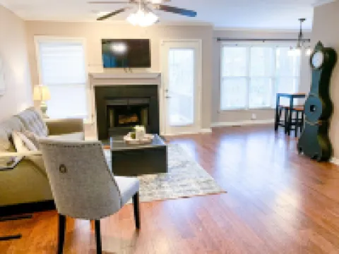 Lux King Suite- 16 miles of walking trails, central to Duke, UNC & RDU Airport Hotels in Triangle