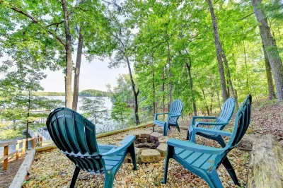 Golden sunrise, big water views, and marina a hop away Scoutland附近的飯店