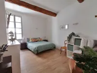 Historic Apartment in Pedestrian Town Centre โรงแรมในAvignon City Center