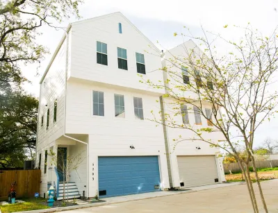 Mid-Century Modern Home is 10 minutes from Downtown Houston Hotels in North Houston
