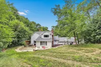 Huge 5 bedroom home close to everything!