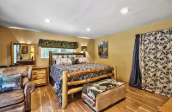 Tahoe Ranch, Hot Tub, on River, 3Bd, 2 BA, Family & Dog OK Walk. Summertime Pool