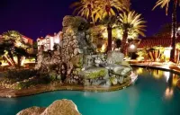 ★Strip views w/amenities! Pool, fitness center, W/D in-unit & FREE parking!★