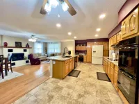 Spacious 3 bed, 2 bath home, 5 min to town square, close to Baxter Hospital