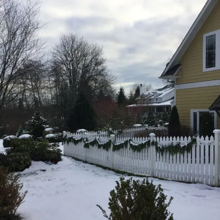 Coastal Retreat Across From Puget Sound Sleeps 2-4. High Speed Internet.