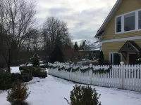 Coastal Retreat Across From Puget Sound Sleeps 2-4. High Speed Internet.