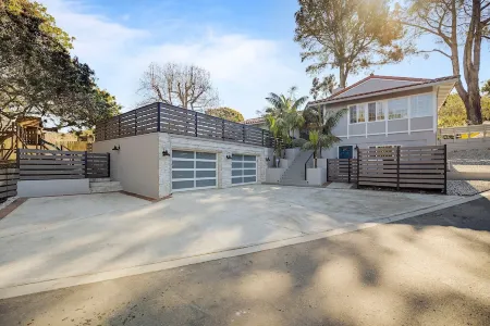 Gorgeous la Jolla, Walk to Beach & Kayaking, Dog Friendly, Hot Tub, Fire Pit Отели рядом с достопримечательностью «Библиотека Гейзел»