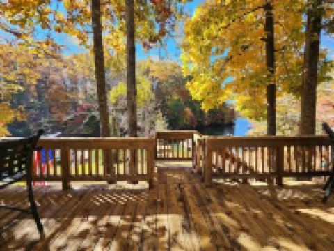 Keowee Adventures ~ Peaceful Lakefront Home on Keowee ~ 7 Miles from Clemson! Hoteles en Seneca