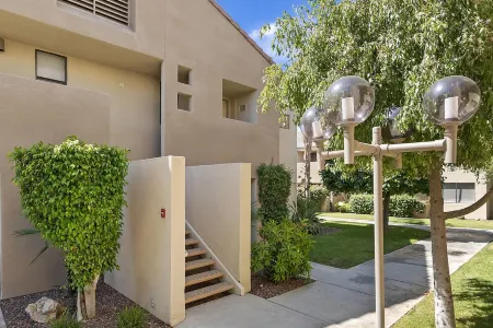 Sleek mid-century modern condo downtown Palm Springs Отели рядом с достопримечательностью «Муртен Ботаникал Гарден»