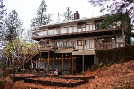 Mountain Cabin w/ Gorgeous Forest Lounge & Hot Tub