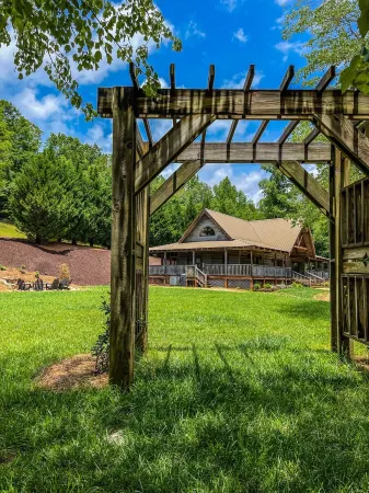 NEW Twin River Cabin - 3 Bedroom Lodge Cabin - Views Soquee River Отели в г. Деморест