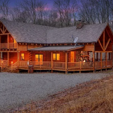 Overbrook Lodge, 5 bedrooms, 4.5 baths, Sleeps 16 and Two miles to Rock House