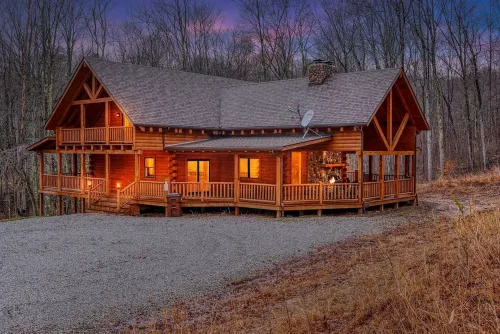 Overbrook Lodge, 5 bedrooms, 4.5 baths, Sleeps 16 and Two miles to Rock House