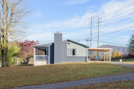 4 min 2 Casino, Romantic Getaway, Soaking Tub, 2 King Beds, Near Polar Express