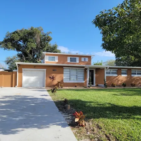 Large house Jacuzzi Tub in Master bedroom