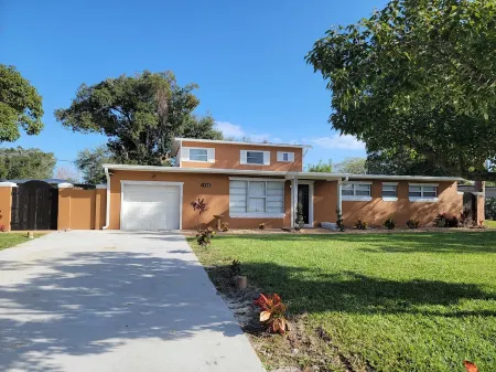 Large house Jacuzzi Tub in Master bedroom