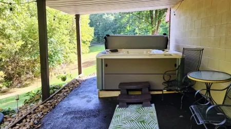 Charming 3 Bed 2 Bath Home  Game & Laundry Room  Hot Tub in Hocking Foothills