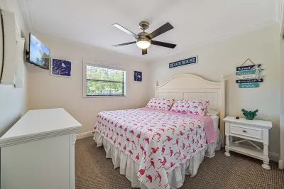 Cozy Getaway with pool and minutes to the beach!!! Hotels near Barefoot beach Bonita Springs,FL