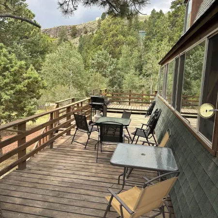 Enjoy a Cozy Cabin Near the Lake! Sleeps 8,  4 Beds.