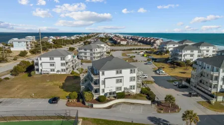 Oceanview, poolside, 2BR/2B condo sleeps 6