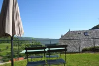 Maison en pierre, au calme, terrasse en pelouse avec vue Các khách sạn ở Cantal