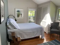 Newly Renovated Cottage with views of Barter's Creek Kittery Dance Hall附近的飯店