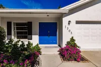 1 Mile to Beach! Tropical Getaway Home w/ Pool & Grill Отели рядом с достопримечательностью «Кокохатчи Ривер Парк Марина»
