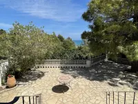 Villa in an  excl. location, elevated on the 1st sealine, 300m from beach, 170m² Hotel a 