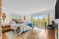 5 ACRE CABIN  above RIVER + DOWNTOWN. PRIVATE-VIEWS-NEWLY RENOVATED
