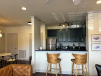 Houndstooth Heaven - half mile from Bryant Denny Stadium Отели в г. Таскалуса