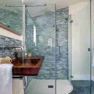 Littlefields - with Hot Tub, Garden, Private Parking and Short Walk to Beach Rooms