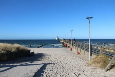 Light-filled, comfortable apartment in a quiet central location - close to the beach Отели в г. Цингст