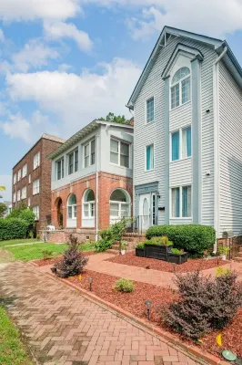 Modern Oasis- Downtown Luxury Stay, Spacious Cozy Home