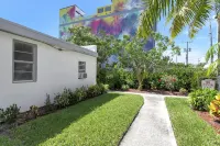 Spacious studio, 2 blks walk to Ave, close to beach, pets allowed, free parking - 2-Star